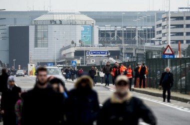 Nach Anschlägen: Leute werden vom Flughafen von Zaventem evakuiert