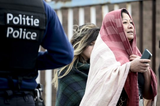Nach Anschlägen: Leute werden vom Flughafen von Zaventem evakuiert