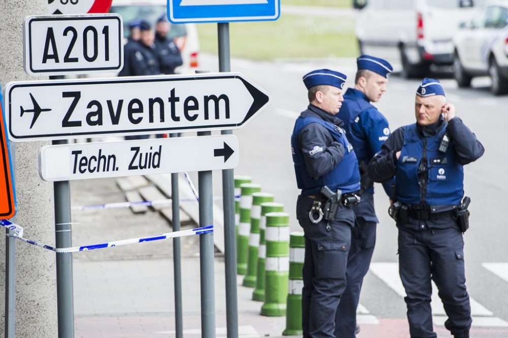 Polizeibeamte an der Zufahrt zum Brüsseler Flughafen Zaventem
