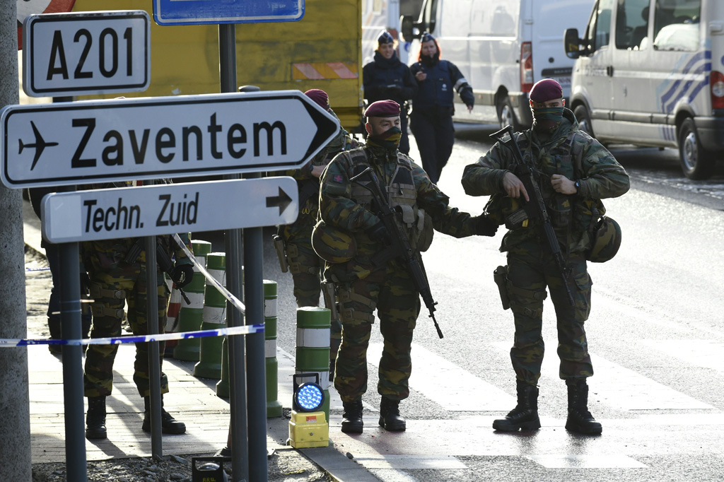 Polizisten und Soldaten kontrollieren das Personal des Flughafens von Zaventem (29.3.)