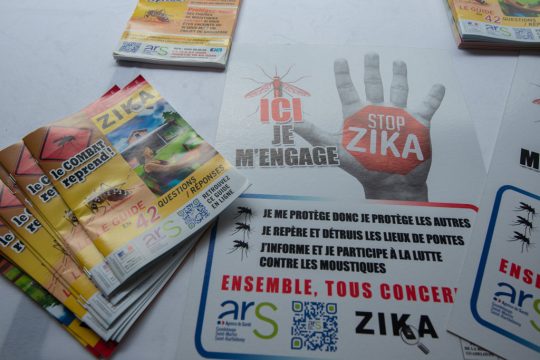 Plakate und Flyer der Zika-Aufklärungkampagne in Guadeloupe