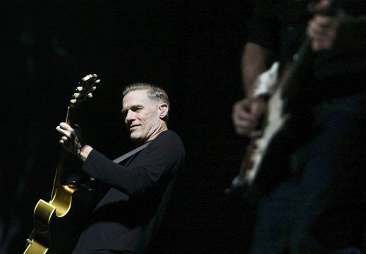 Bryan Adams bei einem Konzert in Lissabon (Dezember 2011)