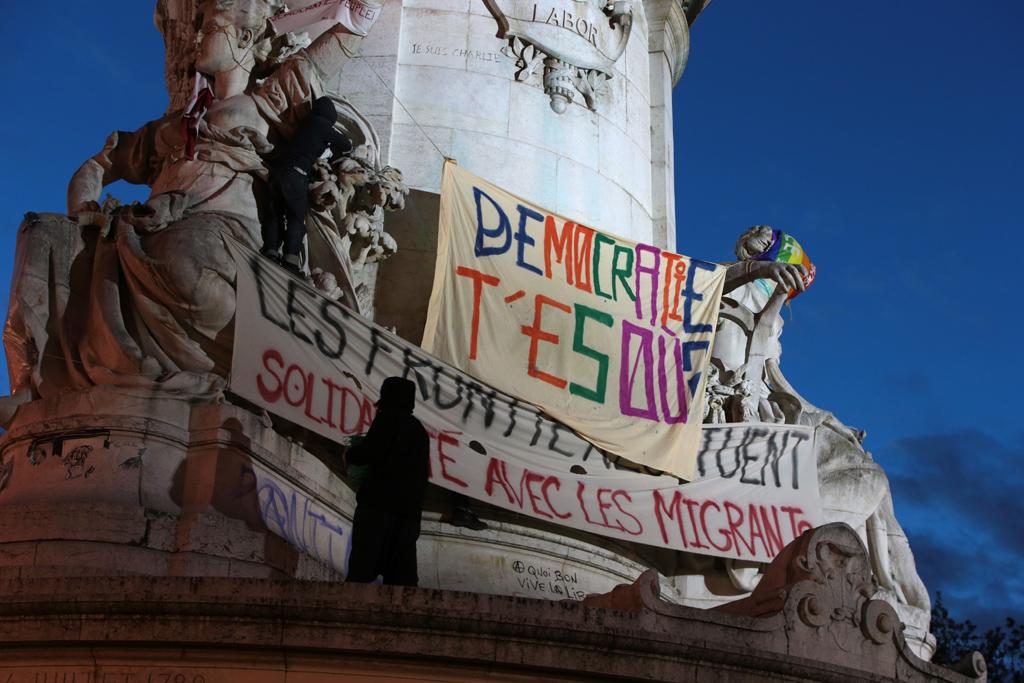 Aktivist auf der Place de la Republique in Paris