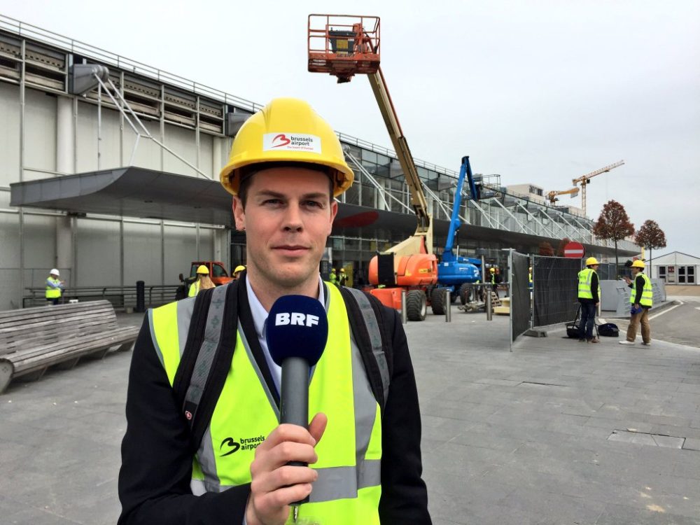 BRF-Reporter Alain Kniebs gehört zu den wenigen Journalisten, die am Freitag zum ersten Mal einen Blick in die Abflughalle des Brussels Aiports werfen durften