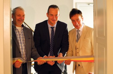 Amels Bürgermeister Klaus Schumacher, Ministerpräsident Oliver Paasch und Horst Mertes eröffnen die neue Einrichtung von "Amel Mitte"