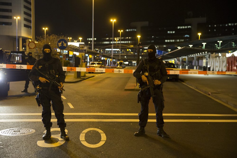Sicherheitskräfte vor dem Flughafen Schiphol in Amsterdam