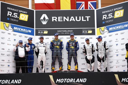 Markus Palttala und Fabian Schiller gewinnen das erste Saisonrennen der Renault Sport Trophy