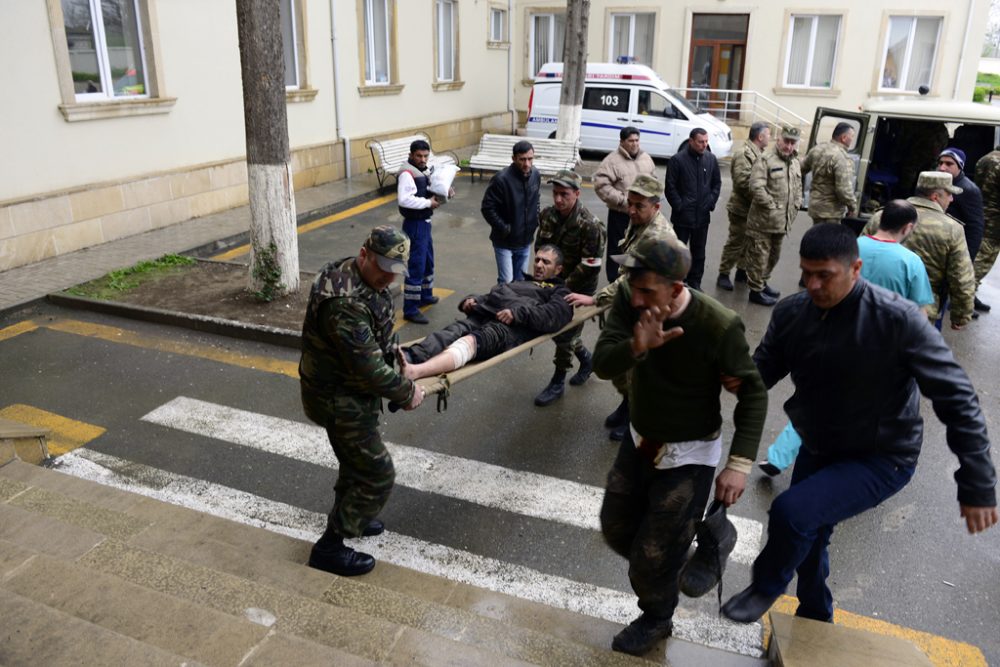 Gewalteskalation im Südkaukasus: Soldaten aus Aserbaidschan bringen einen Verletzten ins Krankenhaus von Terter (3.4.)