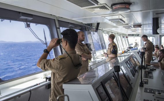 Im Rahmen der Nato-Mission: Deutsche Soldaten halten auf der "Bonn" Ausschau nach Flüchtlingsbooten (vor der türkischen Küste, 20.4.)