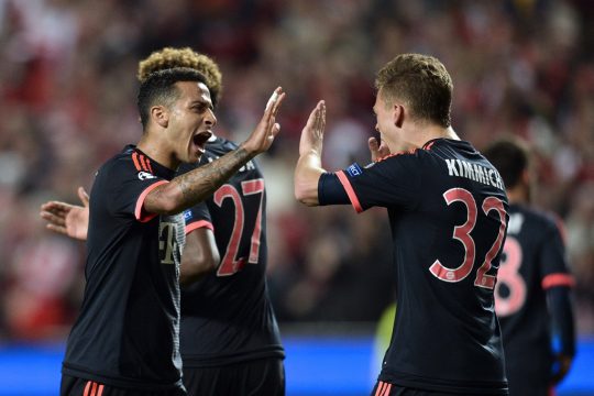 Thiago Alcantara und Joshua Kammich freuen sich über den Einzug ins Halbfinale der Champions League