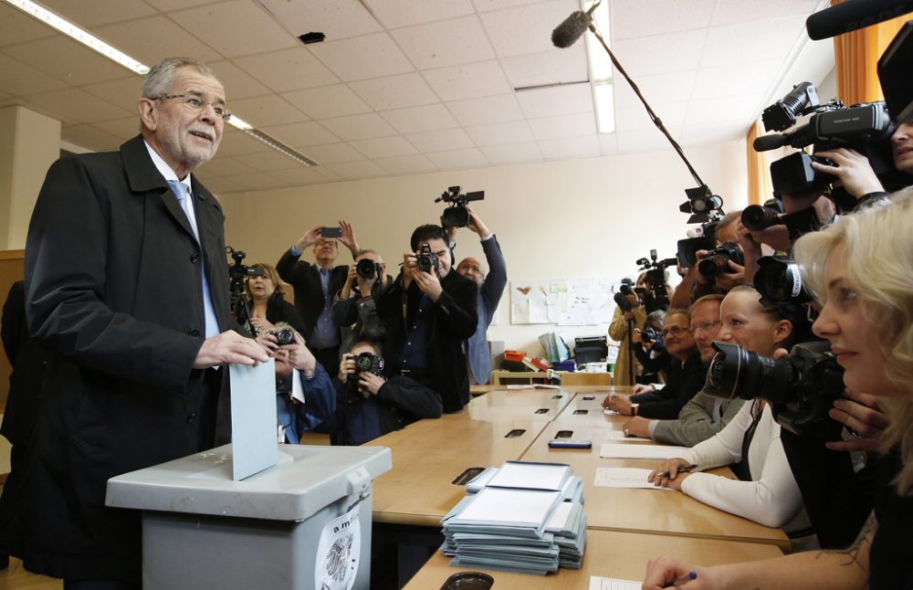 Alexander Van der Bellen, ehemaliger Chef der österreichischen Grünen, bei seiner Stimmabgabe in Wien (24.4.)