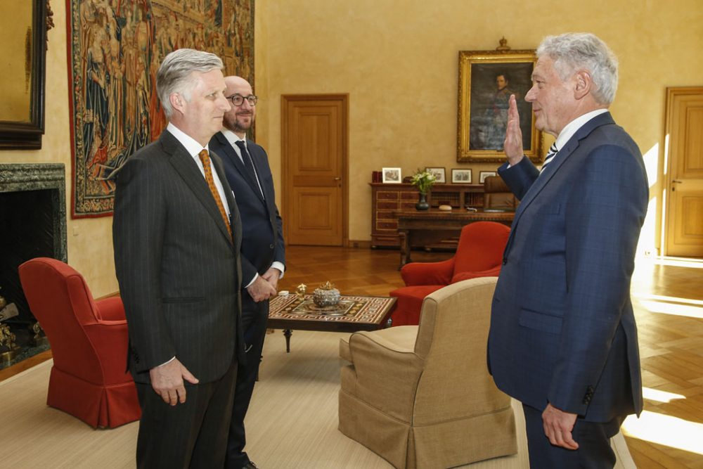 François Bellot (r.) legt Eid vor König Philippe ab