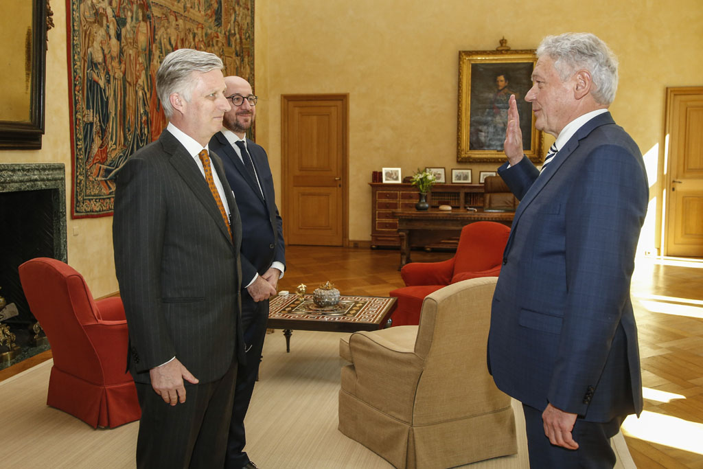 François Bellot (r.) legt Eid vor König Philippe ab