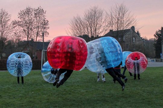 Bubblefoot: Fußball in Plastikbällen