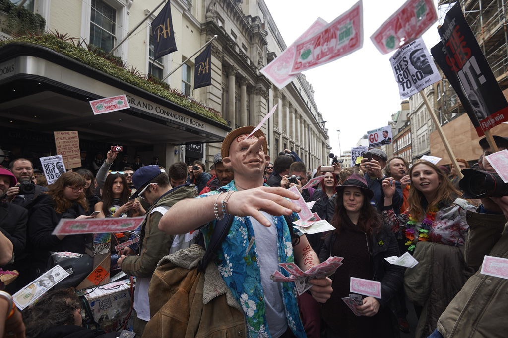 Demonstranten in London fordern Camerons Rücktritt (9.4.)