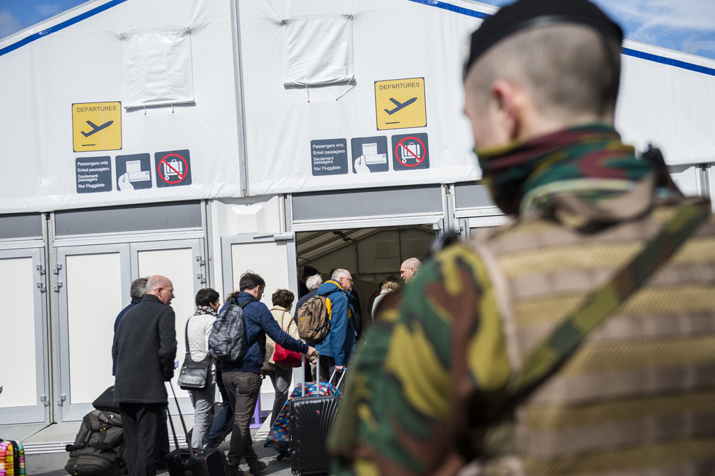Brussels Airport nach den Anschlägen: Provisorischer Check-In im Zelt
