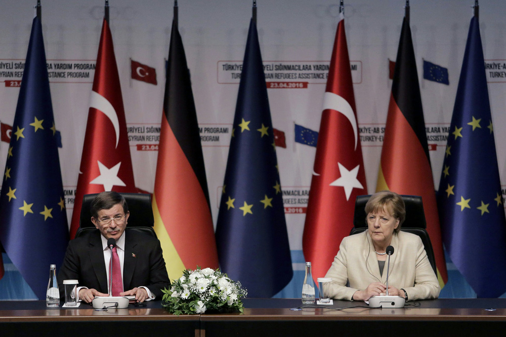 Pressekonferenz von Ahmet Davutoglu und Angela Merkel nach dem Besuch eines Flüchtlingscamps in Nizip