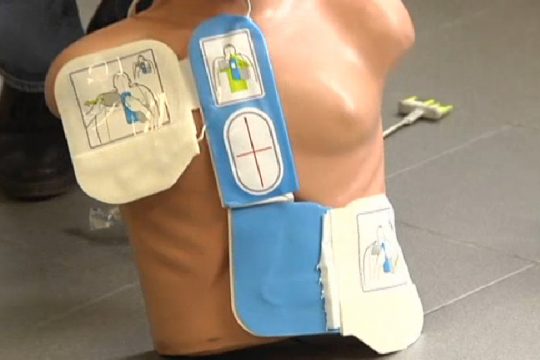 Einen Defibrillator richtig nutzen