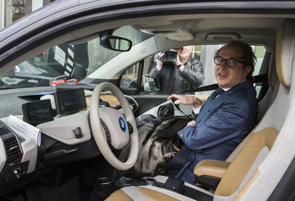 Verkehrsminister Alexander Dobrindt im Elektroauto