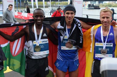 Düsseldorf-Marathon: Japhet Kosgei, Marius Ionescu und Hendrik Pfeiffer auf dem Siegertreppchen