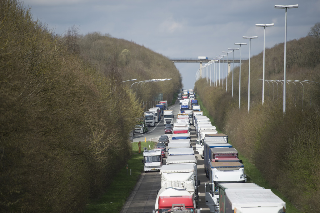 Streik der LKW-Fahrer am 6.4. auf der E411 bei Spontin