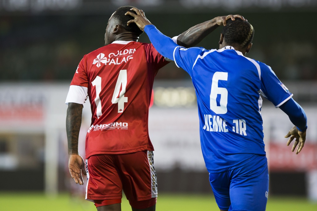 Stallone Limbombe (FC Antwerp) und Raoul Kenne (AS Eupen) trösten sich gegenseitig