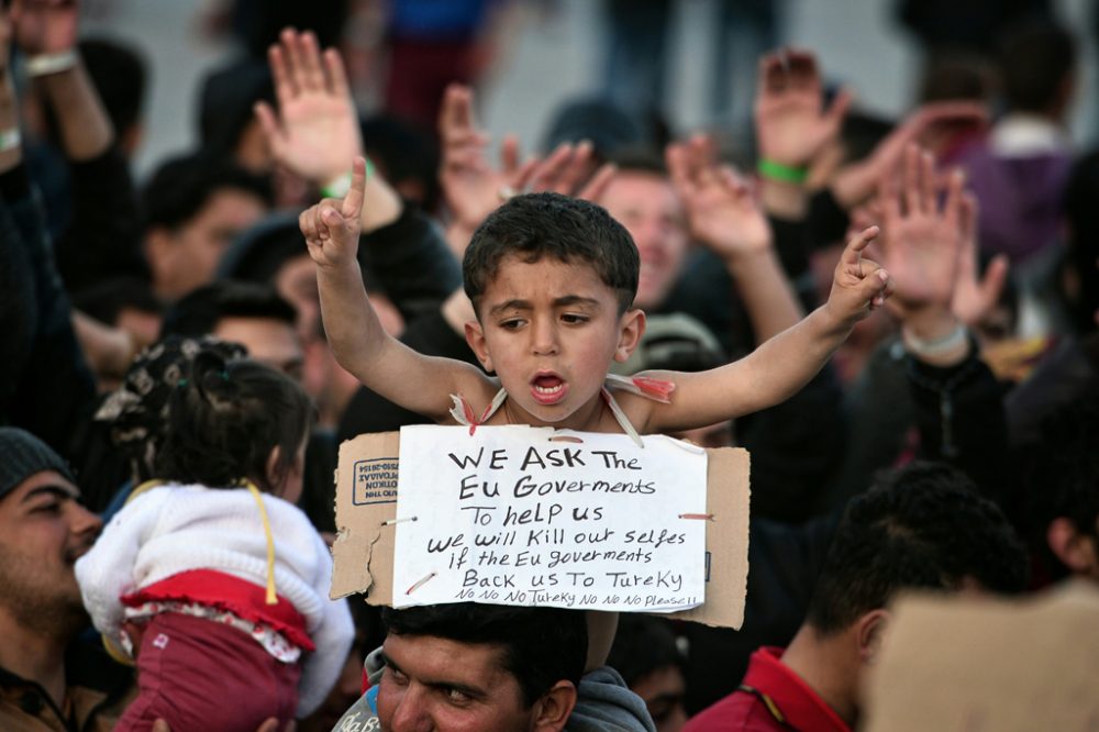 Auf dem Karton des Jungen ist zu lesen: "Wir werden uns umbringen, wenn die EU-Regierung uns wieder zurück zur Türkei bringt" (Bild vom 3.4., Chios)