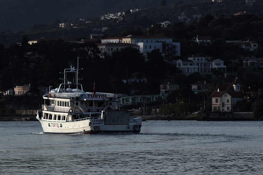 Türkisches Schiff bringt Flüchtlinge zurück in die Türkei