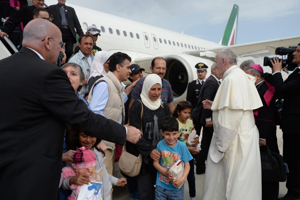 Papst Franziskus mit den drei syrischen Familien nach der Landung in Rom