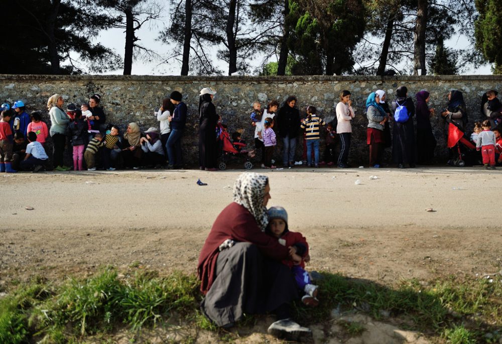 Lange Schlange bei der Essensausgabe im Flüchtlingscamp bei Idomeni (13.4.)