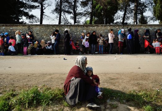 Lange Schlange bei der Essensausgabe im Flüchtlingscamp bei Idomeni (13.4.)