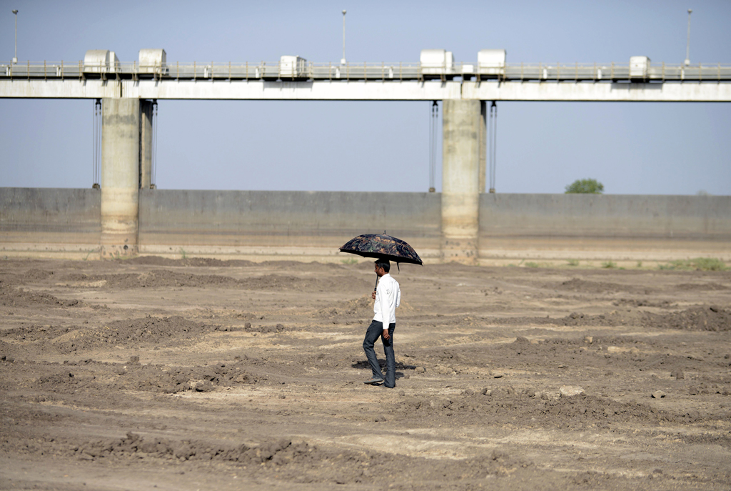 Indien ist von einer schweren Dürre betroffen - Bild: der ausgetrocknete See des Gunda Damms im Westen