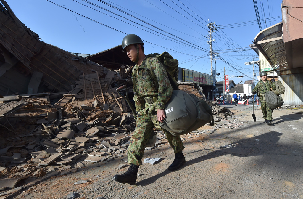 Erneut schweres Erdbeben in Japan - Soldat in Mashiki, Kumamoto
