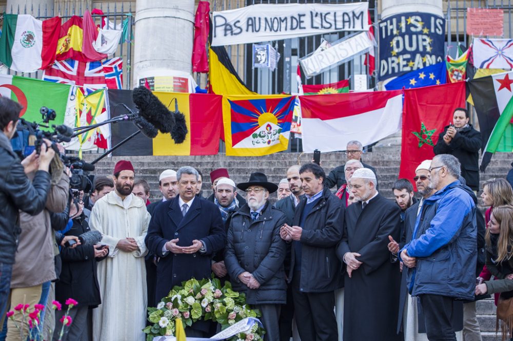 Imame und Rabbiner legen Kranz für Opfer der Brüsseler Anschläge nieder