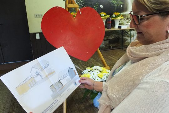 Liliane Müller zeigt die Pläne für die neuen Garagen für den Fahrdienst der VoG Hilfe für Krebskranke