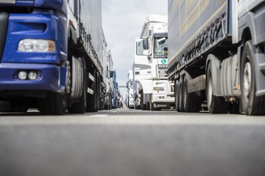 LKW-Streik auf der E411 auf Höhe von Spontin (6.4.)