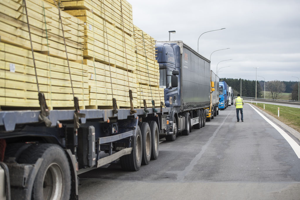 LKW's blockieren die E411 (1.4.)