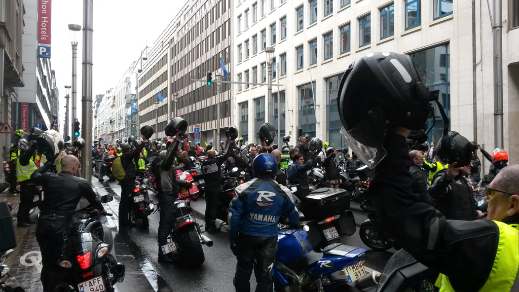 Motorradfahrer ehren die Opfer der Brüsseler Anschläge