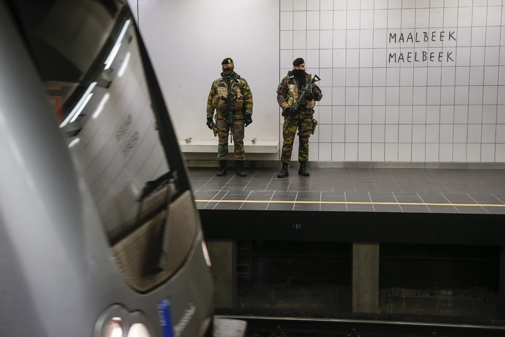 Wiedereröffnung: Soldaten bewachen die Metrostation Maelbeek (25.4.)