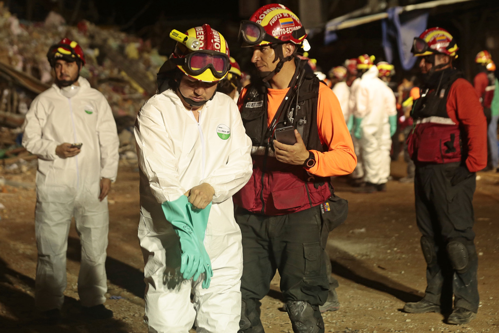 Feuerwehrleute im ecuadorianischen Manta (20.4.)