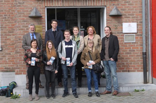 Start von "Media+Me" vordere Reihe: Kandidaten Eva Maria Palm, Jacqueline Hallmann, Christoph Bosten, Michelle Giebels hintere Reihe: Toni Wimmer (BRF), Lutz Bernhard (GrenzEcho), Ministerin Isabelle Weykmans, Rita Bertemes (Medienzentrum) und Christian Reichel (100'5)