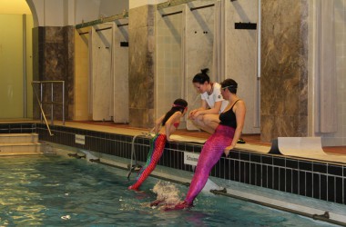 Wassernixen: Meerjungfrauenschwimmen in Aachen