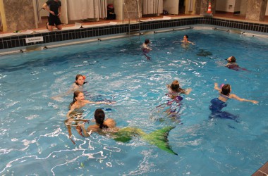 Wassernixen: Meerjungfrauenschwimmen in Aachen