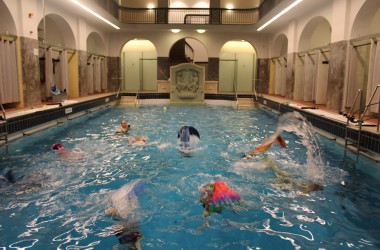 Wassernixen: Meerjungfrauenschwimmen in Aachen