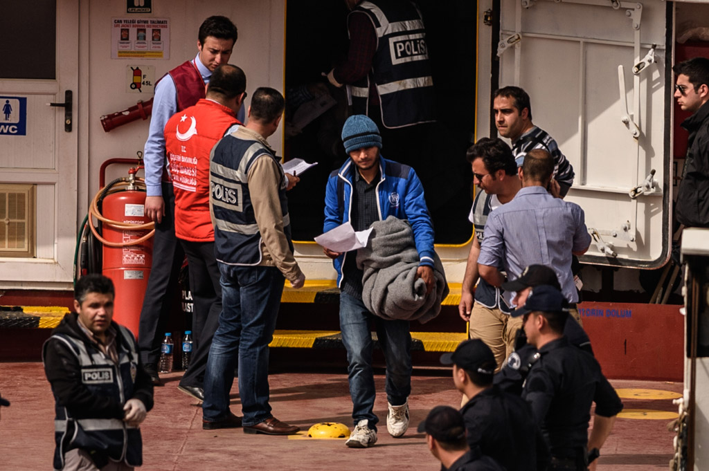 Migranten aus Griechenland bei der Ankunft in Dikili