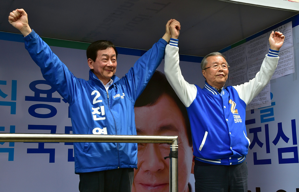 Kim Chong-In und Chin Young von der oppositionelle Demokratische Partei Koreas 'Minjoo' am 12.4. in Seoul