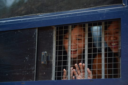 Inhaftierte Studenten vor einem Prozess in Tharrawady (5.4.)