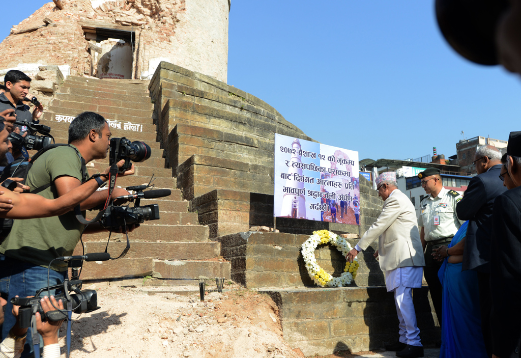 Premierminister K.P. Sharma Olian legte an den Ruinen des Dharahara-Turms einen Kranz nieder