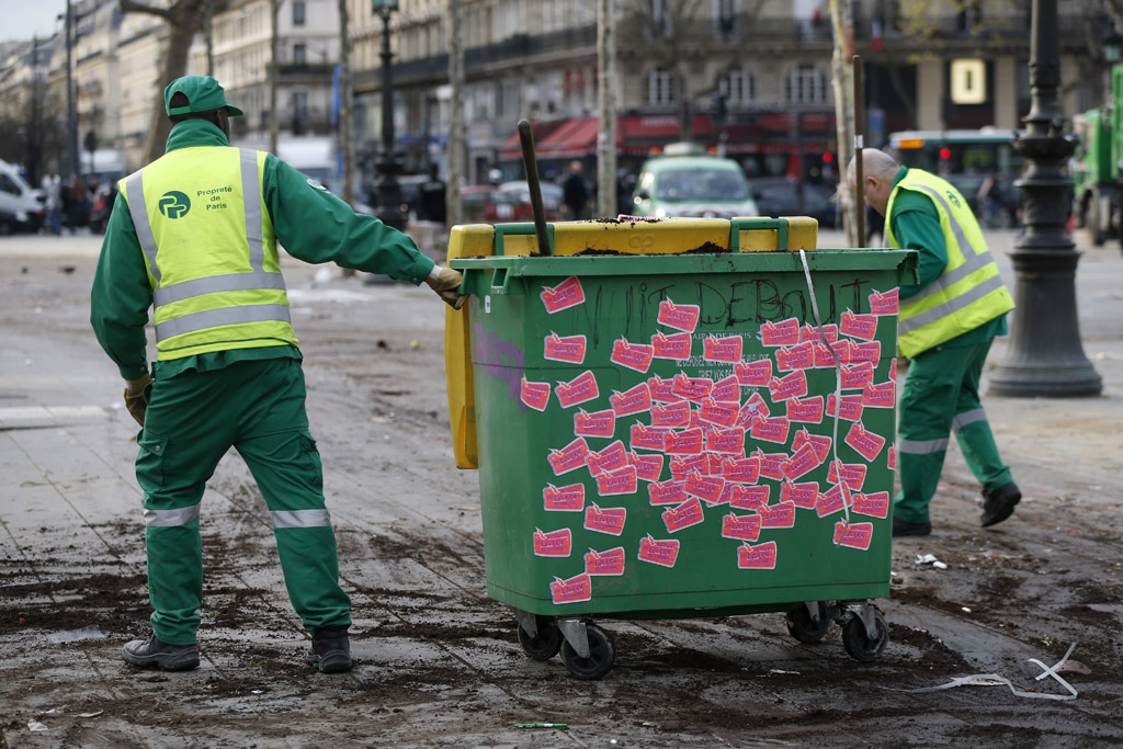 Aufräumarbeiten nach den Protesten am Pariser Platz der Republik (11.4.)