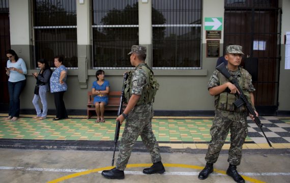 Peruanische Soldaten bewachen ein Wahllokal in Lima (10.4.)